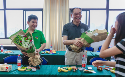 学生代表向葛友昌(左)和杨宗源(右)两位老师献上鲜花